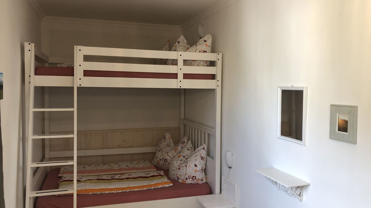 Schlafzimmer 2, großes Etagenbett , Maße 1,40m x 2,00m  ( unten wie oben ) Schlafzimmer 2, großes Etagenbett , Maße 1,40m x 2,00m  ( unten wie oben )
